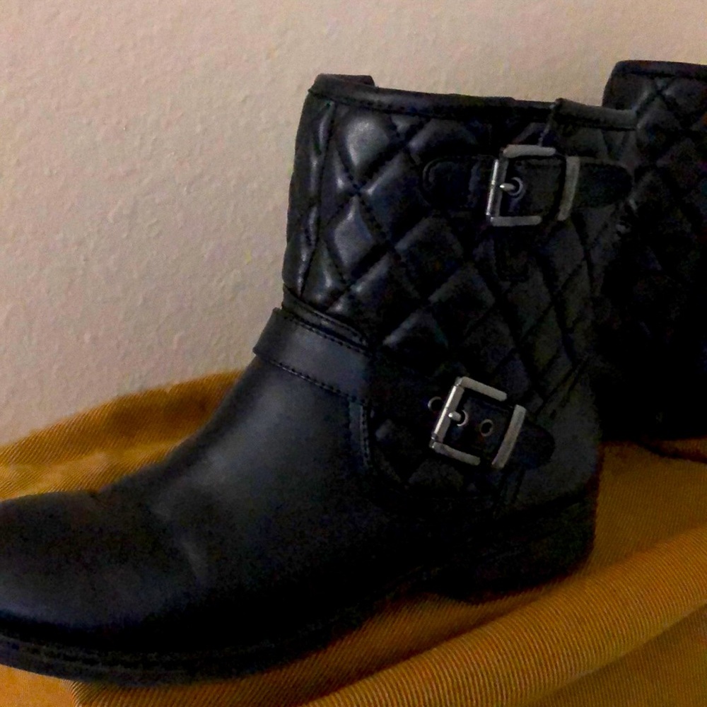 Arturo Chaing Quilted Black Bootie $30.00